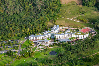 Schrägluftbild von Drei-Burgen-Klinik im Ortsteil Ebernburg in Bad Kreuznach im Bundesland Rheinland-Pfalz, Deutschland