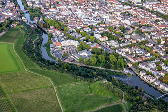 Kurhausstraße auf der Insel zwischen Mühlenteich und Nahe in Bad Kreuznach im Bundesland Rheinland-Pfalz, Deutschland