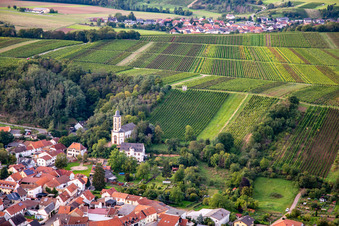 Koppensteiner Schloß Mandel unter dem  Wingertshäuschen Mandel im Bundesland Rheinland-Pfalz, Deutschland