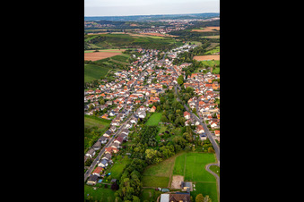 Weinsheim von Westen im Bundesland Rheinland-Pfalz, Deutschland