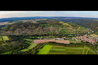 Hermannsberg Weinberge in Steillage über der Nahe in Niederhausen im Bundesland Rheinland-Pfalz, Deutschland