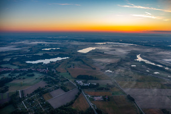 Baggerseen und oberer Altrhein vor Sonnenaufgang in Jockgrim im Bundesland Rheinland-Pfalz, Deutschland
