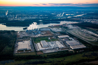 Industriegebiet Wörth-Oberwald am Morgen in Wörth am Rhein im Bundesland Rheinland-Pfalz, Deutschland