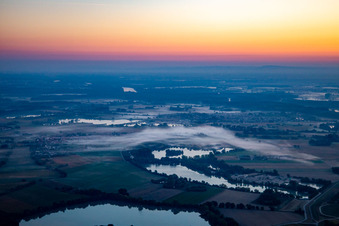 Oberer Altrhein im Morgennebel vor Sonnenaufgang in Neupotz im Bundesland Rheinland-Pfalz, Deutschland