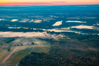 Rheinauen im Morgennebel vor Sonnenaufgang im Ortsteil Knielingen in Karlsruhe im Bundesland Baden-Württemberg, Deutschland