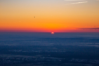 Sonnenaufgang mit Heißluftballon über'm KIT Campus Nord im Ortsteil Leopoldshafen in Eggenstein-Leopoldshafen im Bundesland Baden-Württemberg, Deutschland