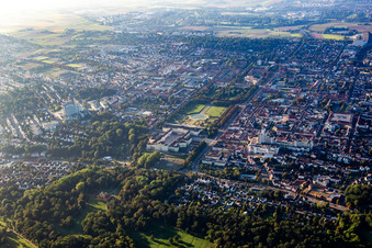 Luftaufnahme von Residenzschloss Ludwigsburg und Blühendes Barock Gartenschau im Bundesland Baden-Württemberg, Deutschland