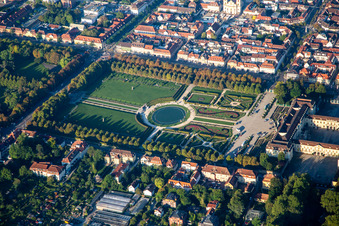 Residenzschloss Ludwigsburg und Blühendes Barock Gartenschau im Bundesland Baden-Württemberg, Deutschland von oben