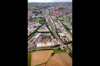 Bahnlinie durchtrennt Eppingen im Bundesland Baden-Württemberg, Deutschland