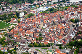 Luftbild von Historische Altstadt mit Kirche Unsere Liebe Frau in Eppingen im Bundesland Baden-Württemberg, Deutschland