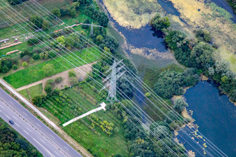 Sich kreuzende Hochspannungsleitungen in Wörth am Rhein im Bundesland Rheinland-Pfalz, Deutschland
