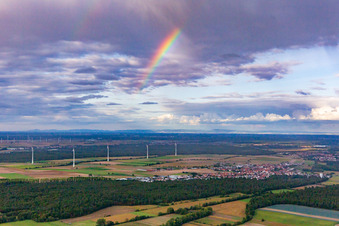 Regenbogen über den Windrädern bei Hatzenbühl im Bundesland Rheinland-Pfalz, Deutschland