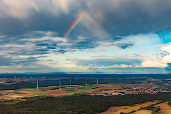 Luftbild von Regenbogen über den Windrädern bei Hatzenbühl im Bundesland Rheinland-Pfalz, Deutschland