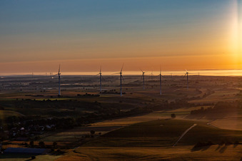 Windpark Freckenfeld bei Sonnenaufgang im Bundesland Rheinland-Pfalz, Deutschland