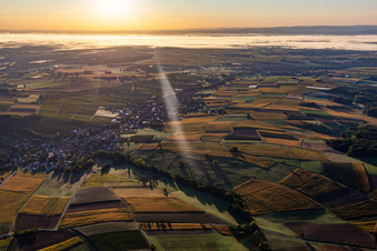 Oberhoffen-lès-Wissembourg im Bundesland Bas-Rhin, Frankreich aus der Vogelperspektive