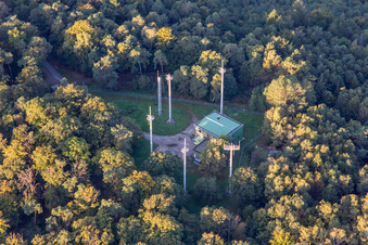 Luftbild von Radarantennen am Col de Stiefelsberg in Cleebourg im Bundesland Bas-Rhin, Frankreich