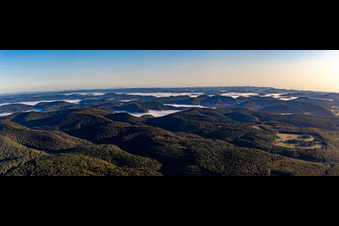 Schrägluftbild von Langensoultzbach im Bundesland Bas-Rhin, Frankreich