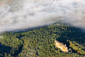 Château Fort de Fleckenstein in Lembach im Bundesland Bas-Rhin, Frankreich aus der Drohnenperspektive