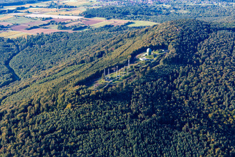 Luftaufnahme von Radarantennen am Pfaffenschlick in Soultz-sous-Forêts im Bundesland Bas-Rhin, Frankreich