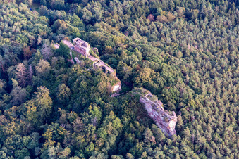 Luftaufnahme von Burg Drachenfels in Busenberg im Bundesland Rheinland-Pfalz, Deutschland