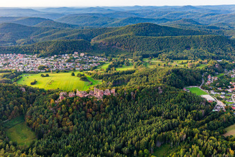 Luftbild von Burgenmassiv Altdahn mit den Burgruinen Grafendahn und Tanstein in Dahn im Bundesland Rheinland-Pfalz, Deutschland
