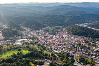 Schlossstraße von Osten in Dahn im Bundesland Rheinland-Pfalz, Deutschland