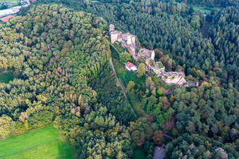 Burgenmassiv Altdahn mit den Burgruinen Grafendahn und Tanstein in Dahn im Bundesland Rheinland-Pfalz, Deutschland von oben