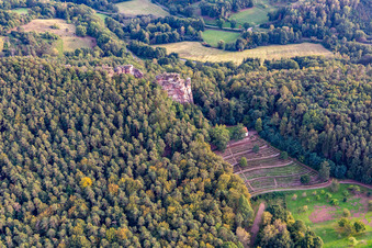 Ehrenfriedhof Dahn mit   Michaels Kapelle Dahn und Aussichtspunkt Hochstein im Bundesland Rheinland-Pfalz, Deutschland