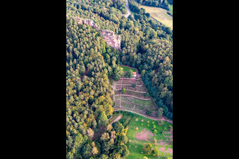 Luftbild von Ehrenfriedhof Dahn mit   Michaels Kapelle Dahn und Aussichtspunkt Hochstein im Bundesland Rheinland-Pfalz, Deutschland