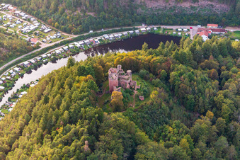Burgruine Neudahn über dem   Campingplatz Neudahner Weiher in Dahn im Bundesland Rheinland-Pfalz, Deutschland