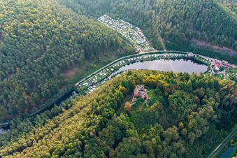 Schrägluftbild von Burgruine Neudahn über dem   Campingplatz Neudahner Weiher in Dahn im Bundesland Rheinland-Pfalz, Deutschland