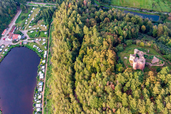 Burgruine Neudahn über dem   Campingplatz Neudahner Weiher in Dahn im Bundesland Rheinland-Pfalz, Deutschland vom Flugzeug aus
