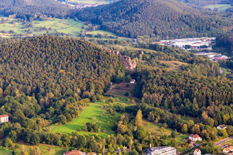Luftaufnahme von Ehrenfriedhof Dahn mit   Michaels Kapelle Dahn und Aussichtspunkt Hochstein im Bundesland Rheinland-Pfalz, Deutschland