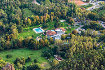 Luftaufnahme von Felsland Badeparadies in Dahn im Bundesland Rheinland-Pfalz, Deutschland