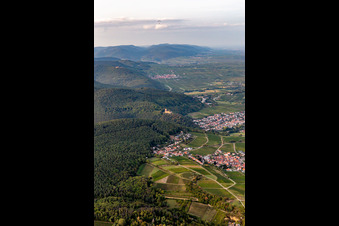 Haardtrand von Süden im Ortsteil Gleiszellen in Gleiszellen-Gleishorbach im Bundesland Rheinland-Pfalz, Deutschland