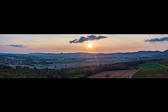 Sonnenuntergang über dem Horbachtal im Ortsteil Ingenheim in Billigheim-Ingenheim im Bundesland Rheinland-Pfalz, Deutschland
