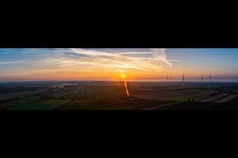 Luftbild von Windpark Freckenfeld bei Sonnenaufgang im Bundesland Rheinland-Pfalz, Deutschland