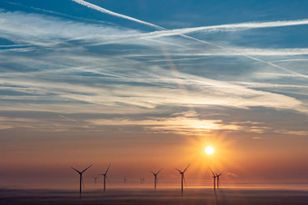 Windpark Freckenfeld bei Sonnenaufgang in Dierbach im Bundesland Rheinland-Pfalz, Deutschland