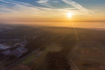 Hippodrome de la hardt bei Sonnenaufgang im Nebel im Ortsteil Altenstadt in Wissembourg im Bundesland Bas-Rhin, Frankreich