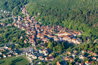 Luftbild von Kloster Oberbronn und Krankenhaus Notre Dame im Bundesland Bas-Rhin, Frankreich