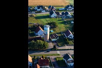 Wasserturm mit Gemälde in Schœnenbourg im Bundesland Bas-Rhin, Frankreich