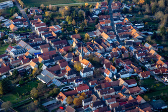 Kirchstr im Ortsteil Heuchelheim in Heuchelheim-Klingen im Bundesland Rheinland-Pfalz, Deutschland