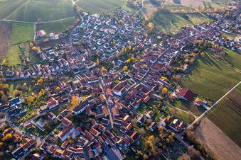 Göcklingen von Nordosten im Bundesland Rheinland-Pfalz, Deutschland