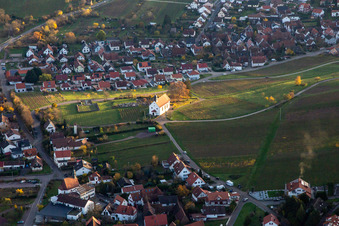 St. Dionysius Kapelle im Ortsteil Gleiszellen in Gleiszellen-Gleishorbach im Bundesland Rheinland-Pfalz, Deutschland von oben gesehen