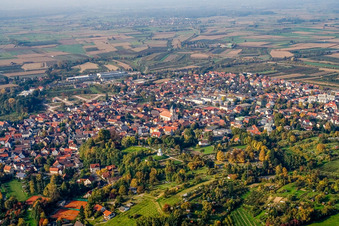 Ortsmitte mit Heilig Kreuz Kirche in Renchen im Bundesland Baden-Württemberg, Deutschland