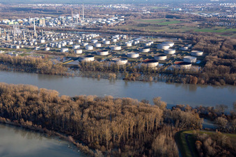 Überflutung des Tanklagers der MiRO Karlsruhe beim Rhein-Hochwasser im Ortsteil Knielingen im Bundesland Baden-Württemberg, Deutschland