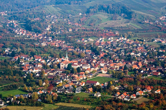 Ortsansicht der Straßen und Häuser der Wohngebiete im Ortsteil Ulm in Renchen im Bundesland Baden-Württemberg, Deutschland