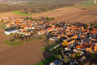 Friedhof von Südwesten im Ortsteil Hayna in Herxheim bei Landau im Bundesland Rheinland-Pfalz, Deutschland