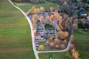 Friedhof bei Sonnenuntergang im Winter in Klingenmünster im Bundesland Rheinland-Pfalz, Deutschland