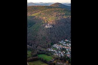 Weihnachtsmarkt auf der Burgruine Landeck in Klingenmünster im Bundesland Rheinland-Pfalz, Deutschland
